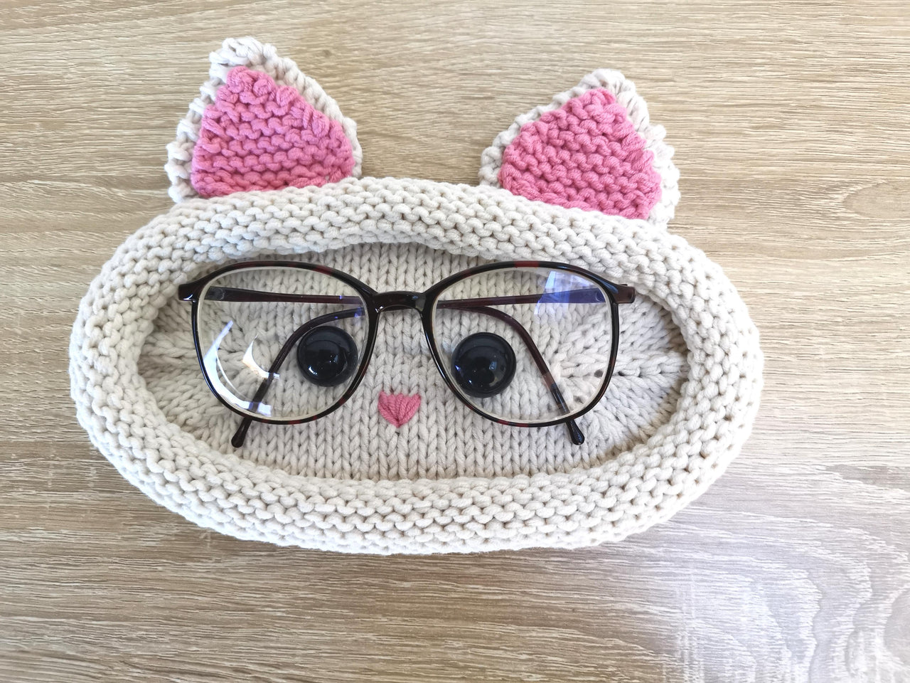 Eyeglass holder cat oval basket