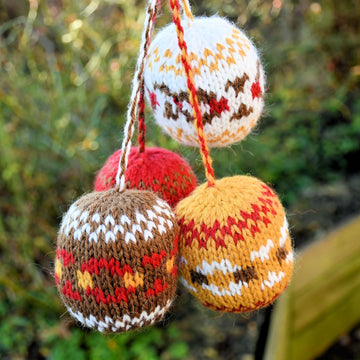 Painted Daisy Hanging Decoration Knitting Pattern - Toy Knitting Pattern