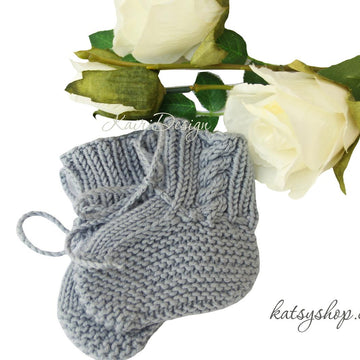 Baby booties with cable