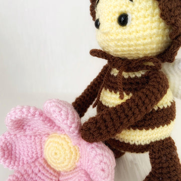 Bee amigurumi with flower