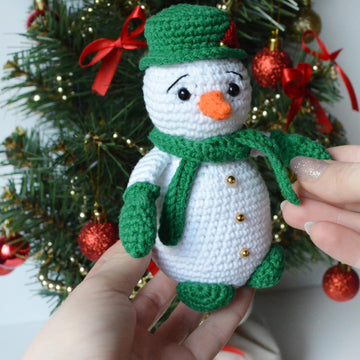 Crochet snowman amigurumi pattern