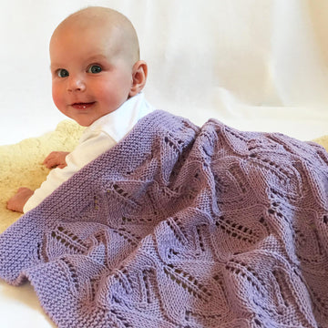 Strickanleitung Babydecke Lichtermeer mit Ajourmuster in der Größe 60x80 cm