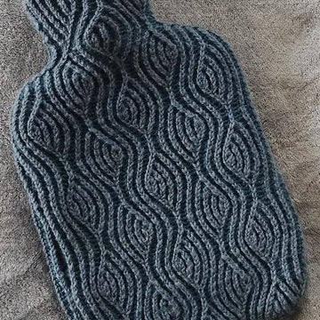 Brynne Hot Water Bottle Cover (Brioche knitting)