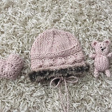 Blushing bonnet set