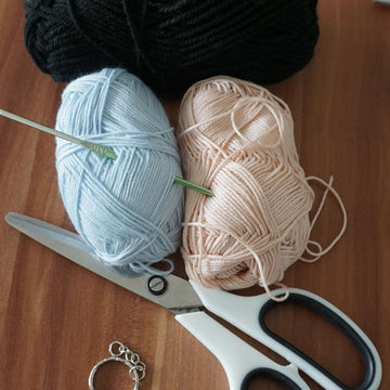 Häkelanleitung für den Schlüsselanhänger Buntstift "Blue" ♥