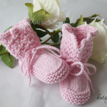 Baby booties with edge