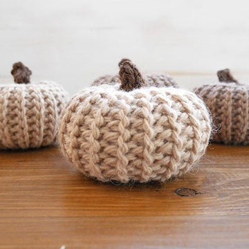 Adorable crochet pumpkins that look knit