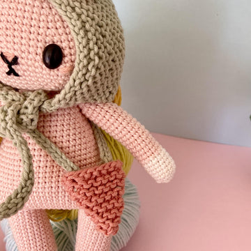 Narciso the bunny with bonnet