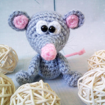 231 Little Rat Mimi with a scarf