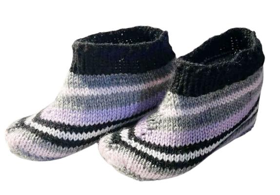 Multicolor Slippers in Straight Needles