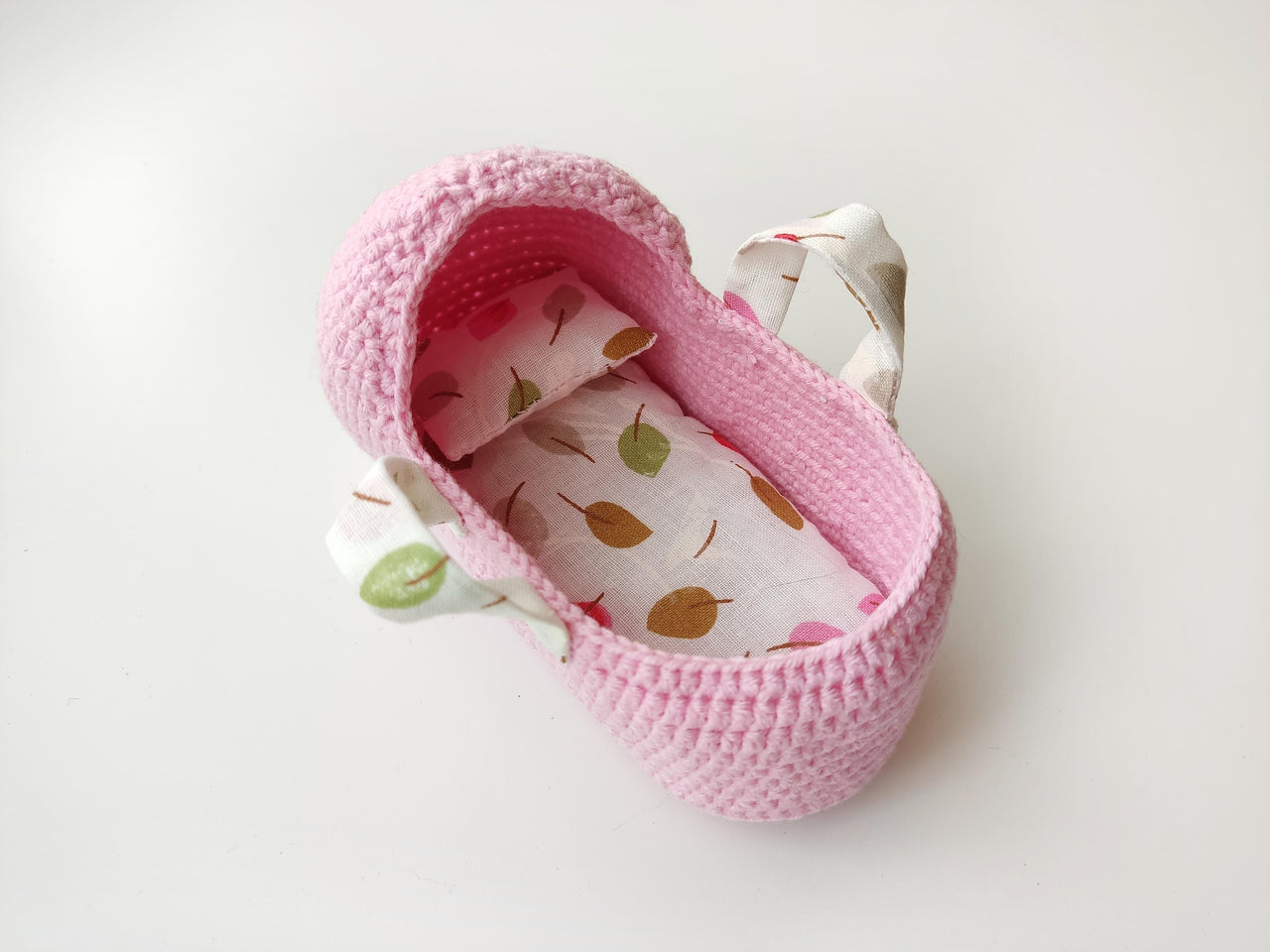 Carry cot for miniatures