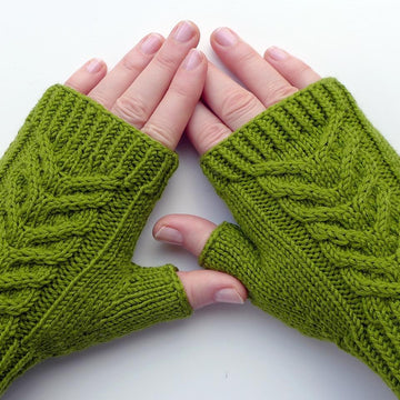 Fingerless gloves with braid