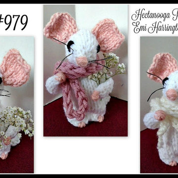 979-Knit Mouse with Bouquet