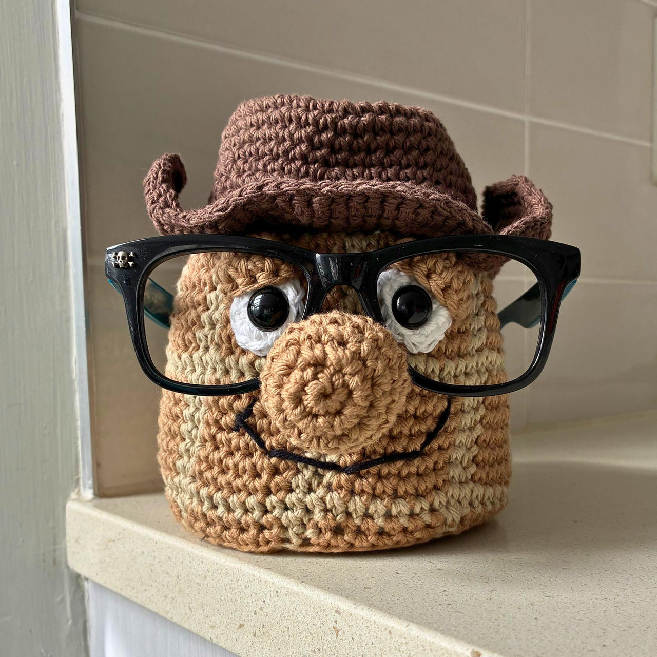 PEANUT GLASSES HOLDER