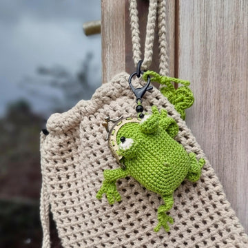 Frog coin purse keychain bag charm with clover kiss clasp crochet pattern T34