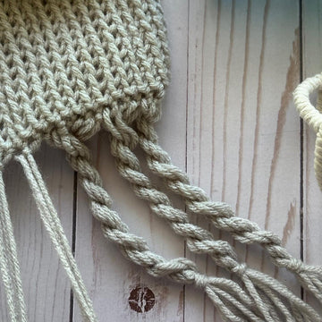Blanket with twisted fringe