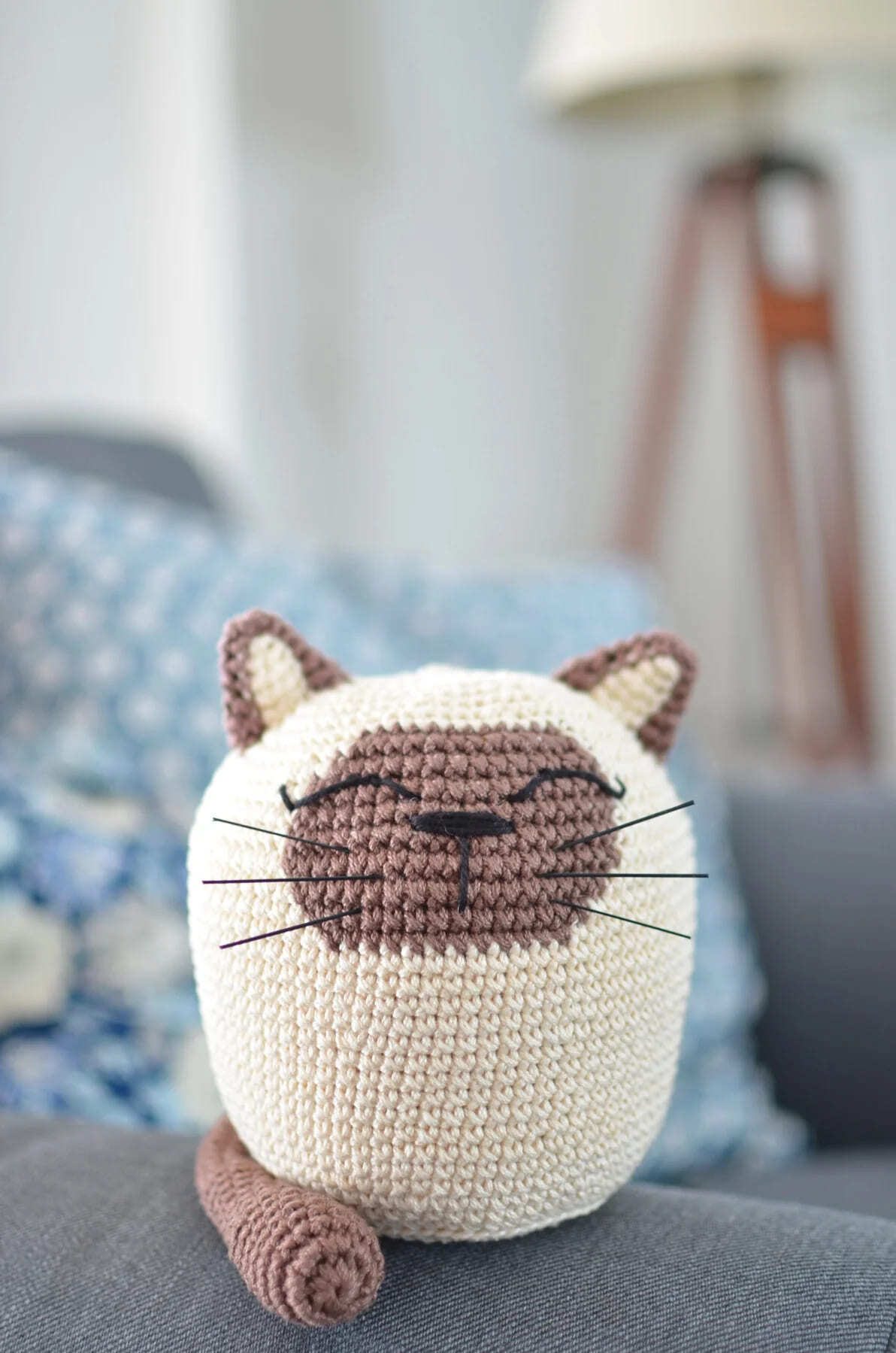 Cat Door Stopper in Lion Brand 24/7 Cotton - M23014 TC - Downloadable PDF