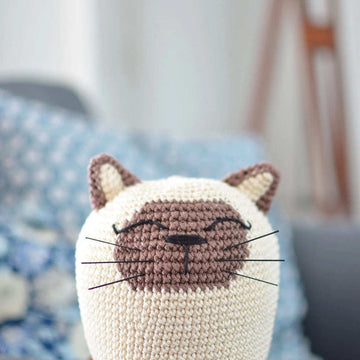 Cat Door Stopper in Lion Brand 24/7 Cotton - M23014 TC - Downloadable PDF