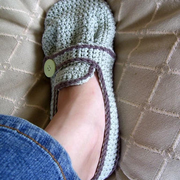 Ladies Sporty-Casual Crocheted Flats