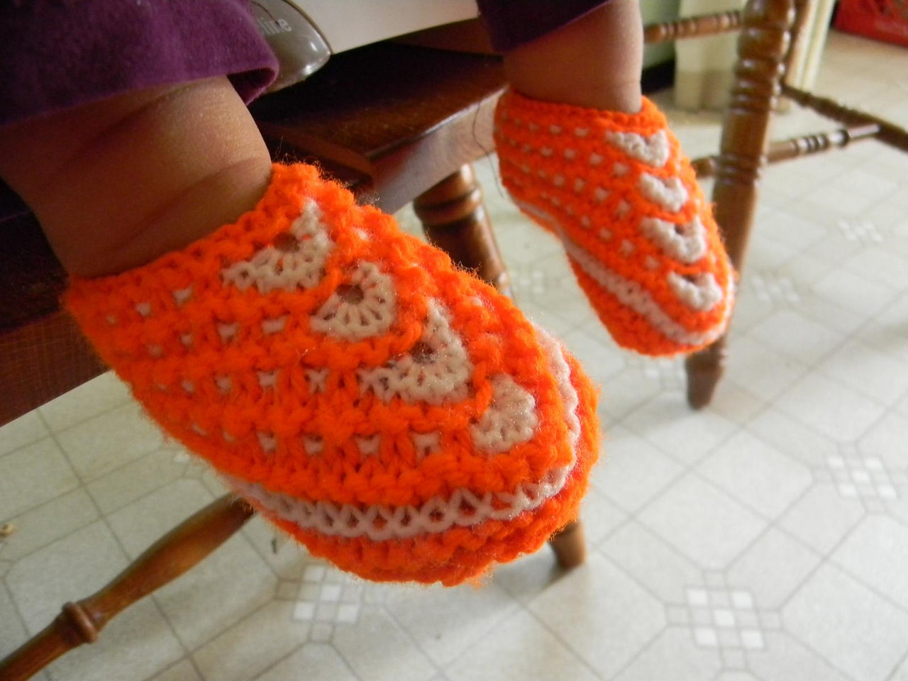Seamless Slip-Stitch Slippers for Babies, sizes 6-9m and 12-18m.