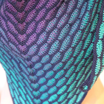 Triangular shawl "atlantis"