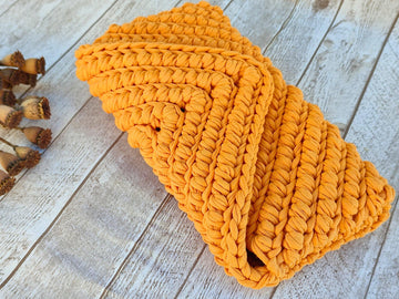 Textured Envelope Clutch: One-Piece T-Shirt Yarn Crochet Bag Pattern