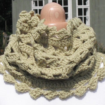 Diamonds crochet cowl
