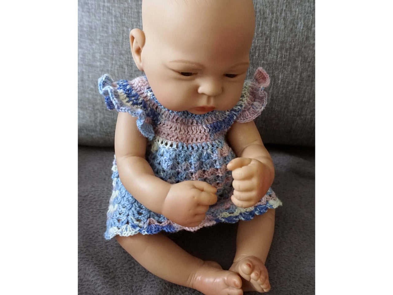 Häkelanleitung für ein bezauberndes Puppenkleid