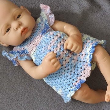 Häkelanleitung für ein bezauberndes Puppenkleid