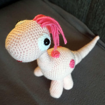 Häkelanleitung für das Dino Mädchen Rosa! ♥