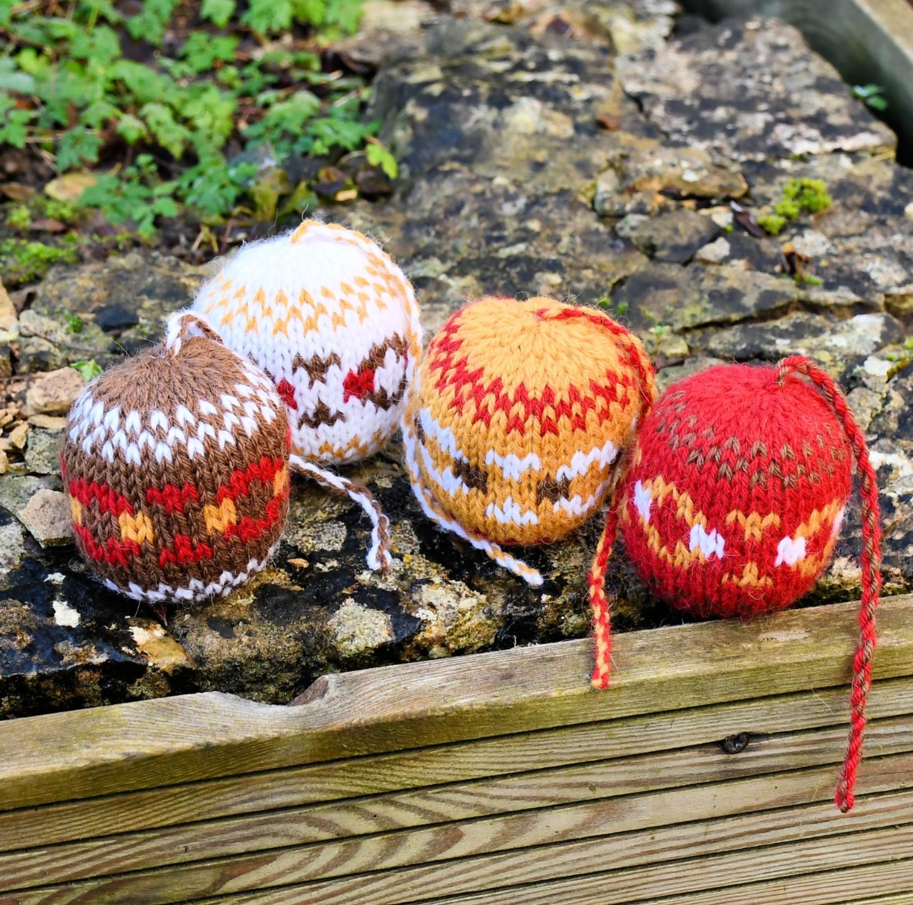 Painted Daisy Hanging Decoration Knitting Pattern - Toy Knitting Pattern