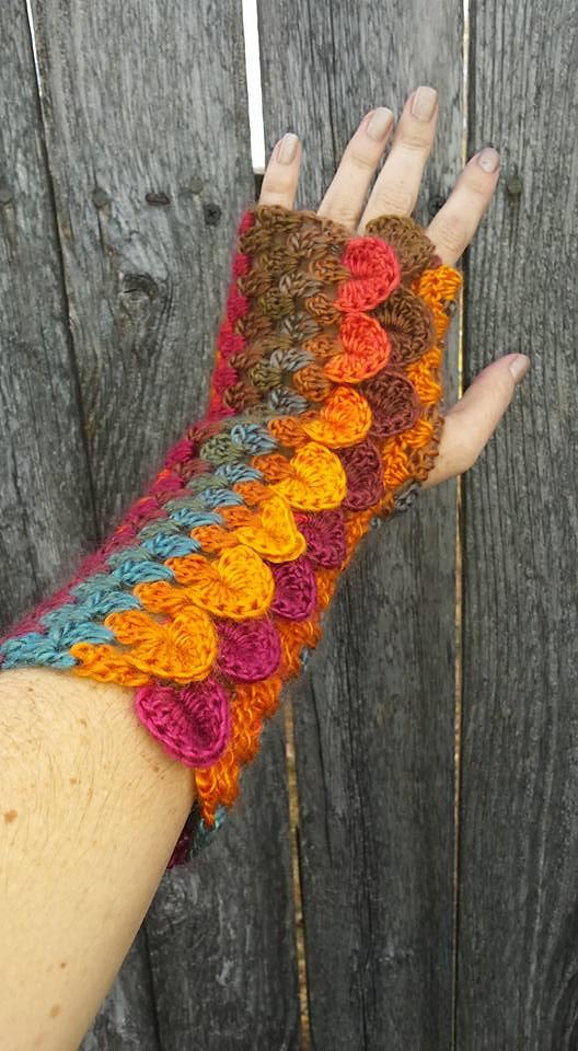 Dragon Scale Stripe Mitts