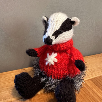BADGER WEARING HALLOWEEN/CHRISTMAS JUMPER/HOODIE CHOCOLATE ORANGE COVER/STUFFED TOY HANGING ORNAMENT KNITTING PATTERN