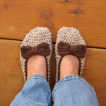 Crochet slippers with bow