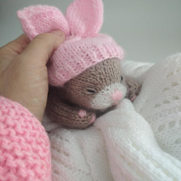 Sleeping kitten knitting pattern.