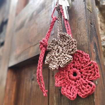 Raffia flower bag charm and keychain crochet pattern B1