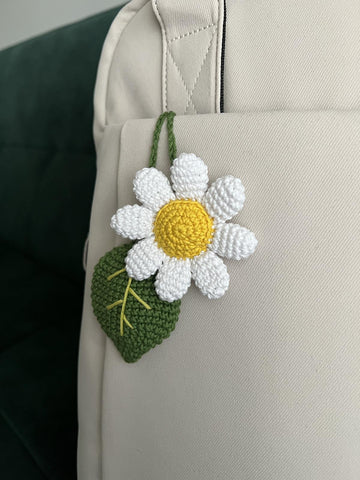 Daisy with leaf crochet pattern no sew Amigurumi keyring, bag charm