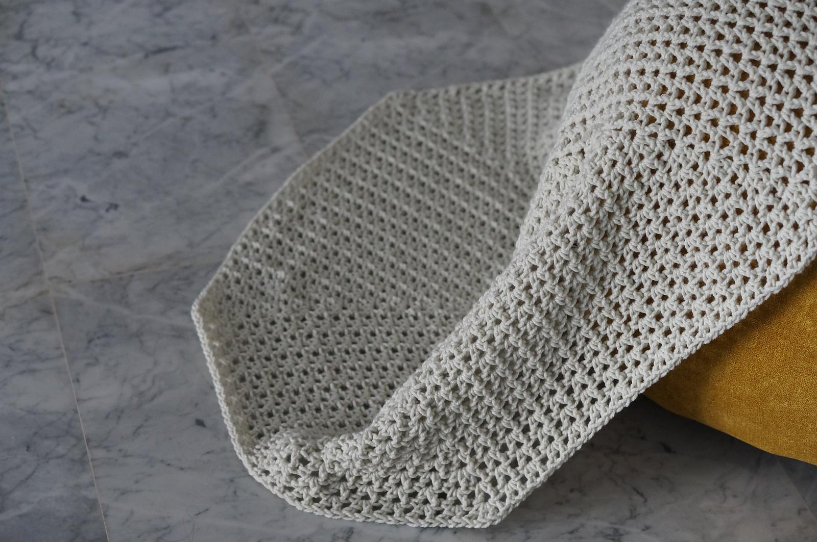 White v round blanket