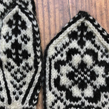 Blossoms Selbu Mittens