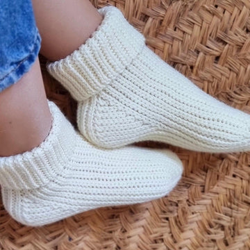 Warm unisex crochet socks with adjustable size pattern S1