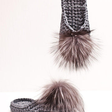 Pom pom slippers