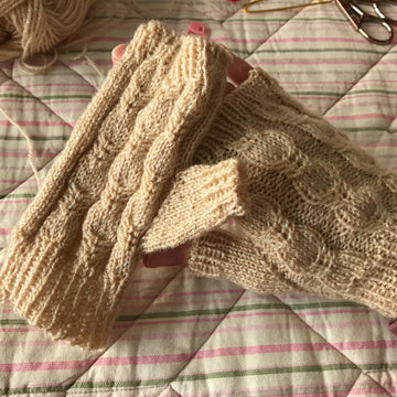Fingerless gloves Kelly with cables