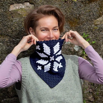 Christmas snowflake triangular neck warmer C2C Crochet Pattern