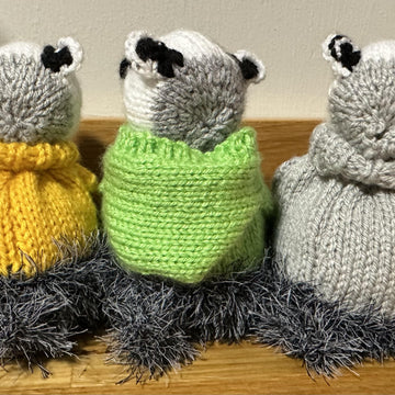 BADGER WEARING (CHRISTMAS) ROBIN JUMPR/HOODIE TERRY’S CHOCOLATE ORANGE COVER/STUFFED ORNAMENT KNITTING PATTERN