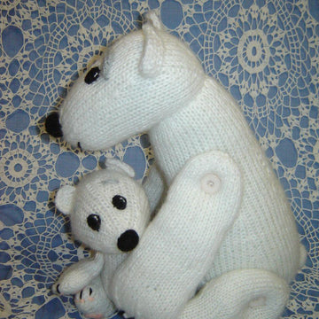 Toy knitting patterns - Knitted Polar bears, mother with cub, family toys