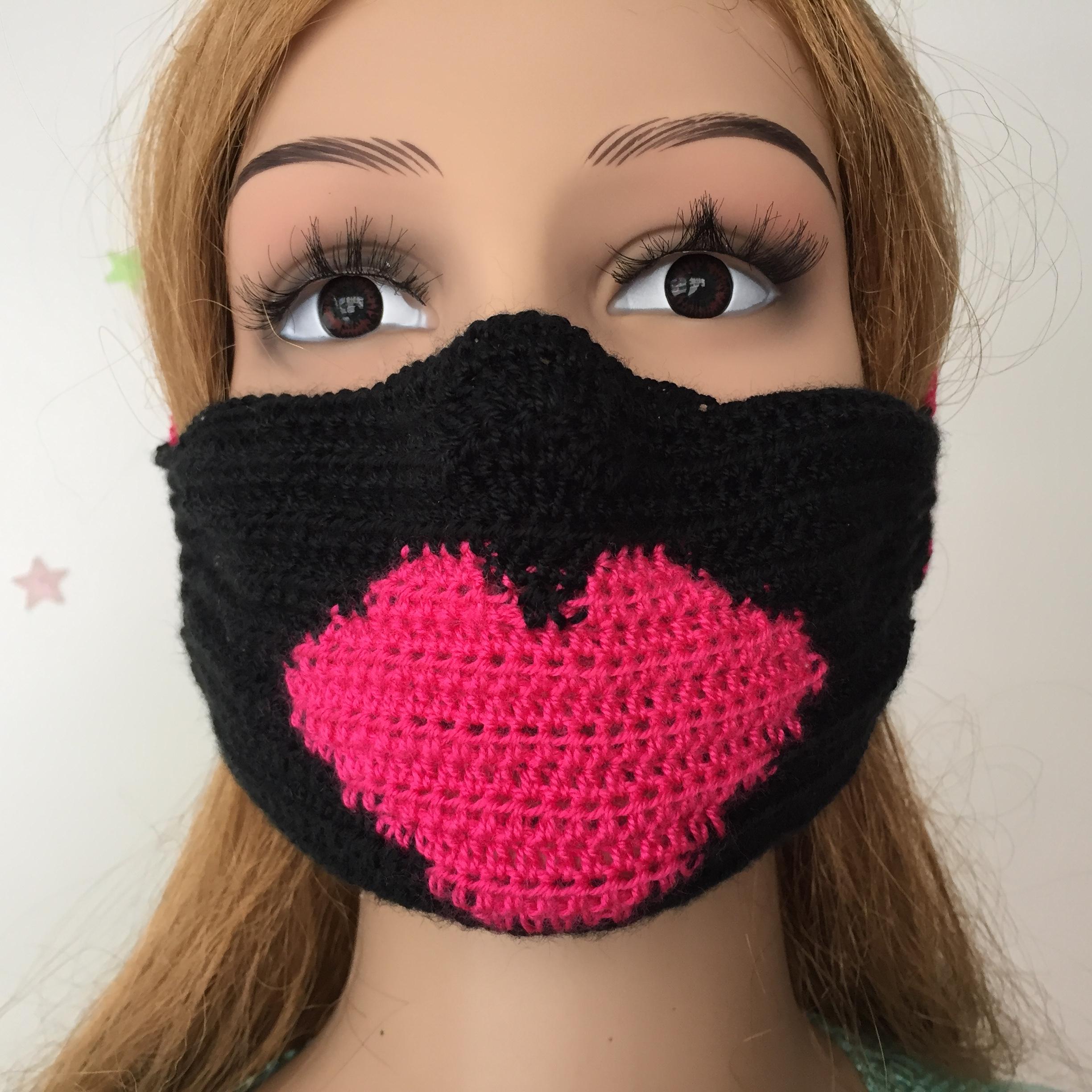 Crochet pattern for face mask with lips & filter holders | photo tutorial