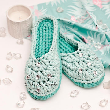 Pom pom slippers