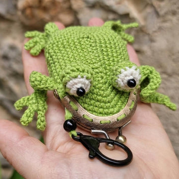 Frog coin purse keychain bag charm with clover kiss clasp crochet pattern T34