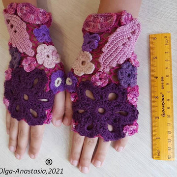 Bright fingerless gloves for girls