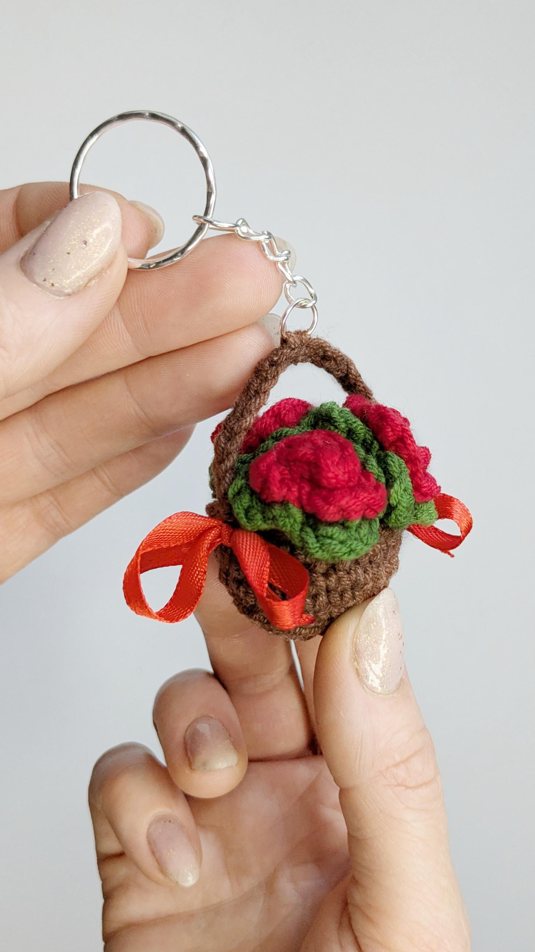Crochet Mini Basket with Roses Pattern, Easy Bouquet Kechain